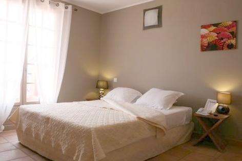 L'Hotellerie Kouros Cuers Szoba fotó