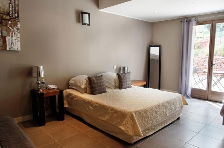 L'Hotellerie Kouros Cuers Szoba fotó