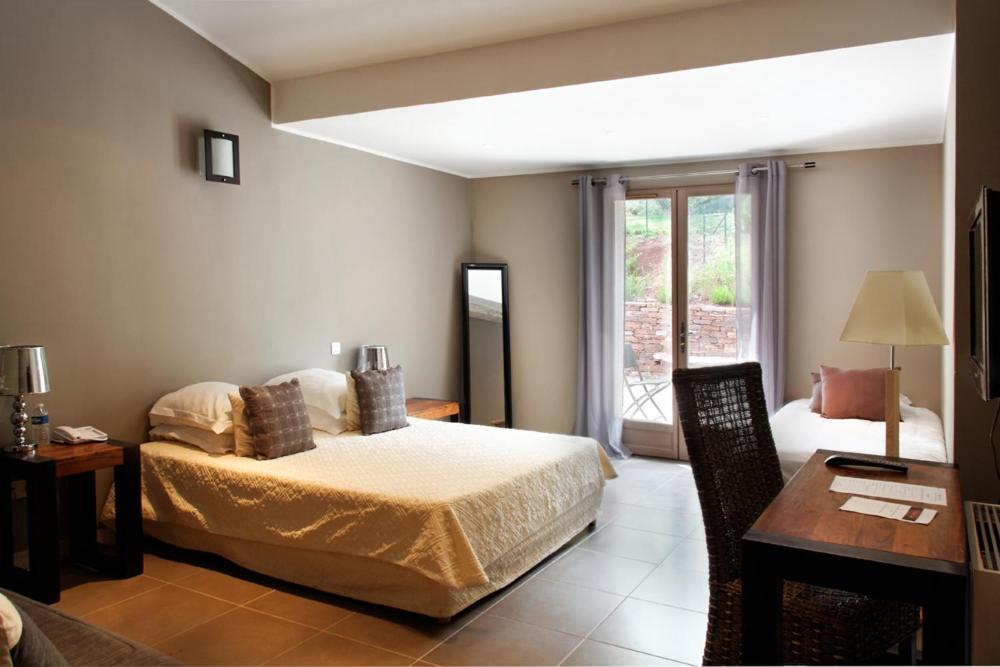 L'Hotellerie Kouros Cuers Szoba fotó